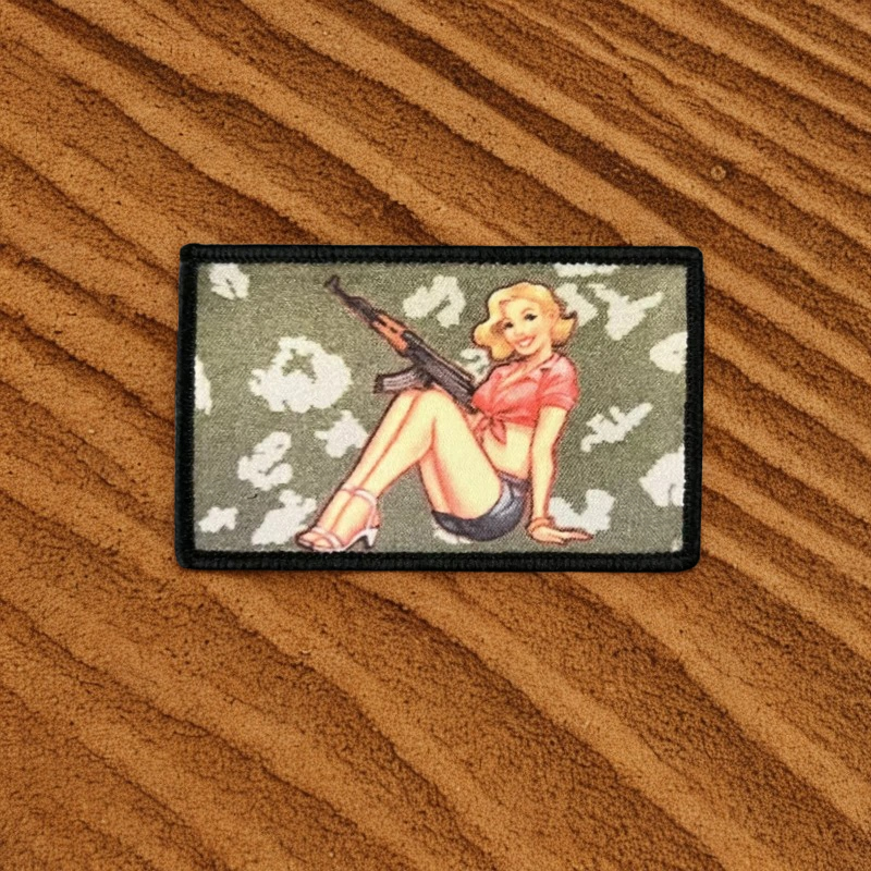 Patch Pin-up "Nose Art" - Écusson Style WWII avec AK-47